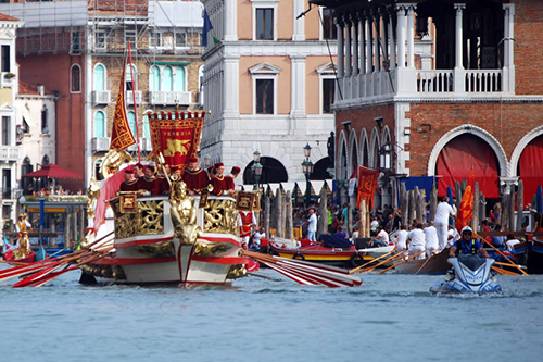 Genua, Pisa, Venedig und Amalfi: mit der Regatta eine 'full immersion' in die Schönheiten Italiens
